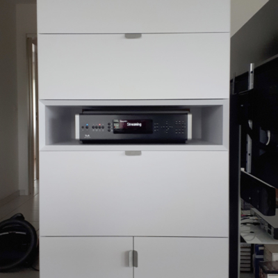 Massgeschneidertes Audiokonzept, Details oben 3 Schubladen für das unterbringen von CD`s.
Auf idealer Höhe der Netzwerkreceiver, darunter Router, Funkkopfhörer, und die Ladestation für
die Fernbedienung. Im untersten Fach hinter einer Abdeckplatte befindet sich das Modem sowie
der Subwoofer der Soundbar zum TV. Gemäss dem SwissHD Konzept; alles sauber und
bedienerfreundlich platziert und keine Kabel sichtbar.