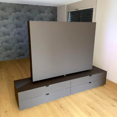 Ein weiteres SwissHD Highlight! das TV Modul kann 320 Grad gedreht werden,
der Sound ist im TV Modul integriert und folgt somit dem Bild mit.
Dadurch ist immer ein perfektes Klangerlebnis garantiert.
